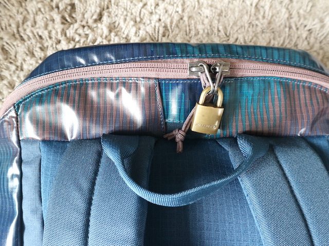 Two-way zipper. Lock. Patagonia Blackhole backpack 23l