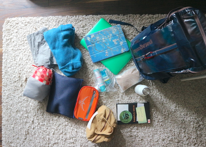 Packing. Patagonia Blackhole backpack 23l
